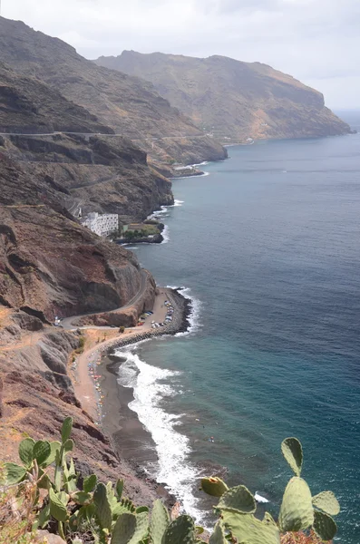 Kuzey Tenerife İspanya doğusunda kayalık kıyısında pitoresk peyzaj — Stok fotoğraf