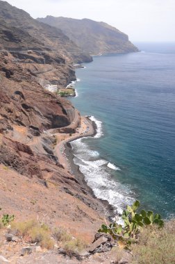 Kuzey Tenerife doğusunda kayalık kıyısında pitoresk peyzaj