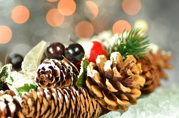 Decoração de Natal, grinalda de Natal feita de cones no fundo do bokeh — Fotografia de Stock
