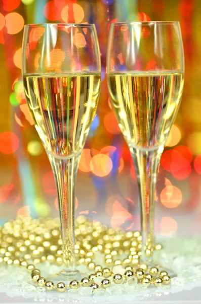 Deux verres de champagne sur fond bokeh — Photo