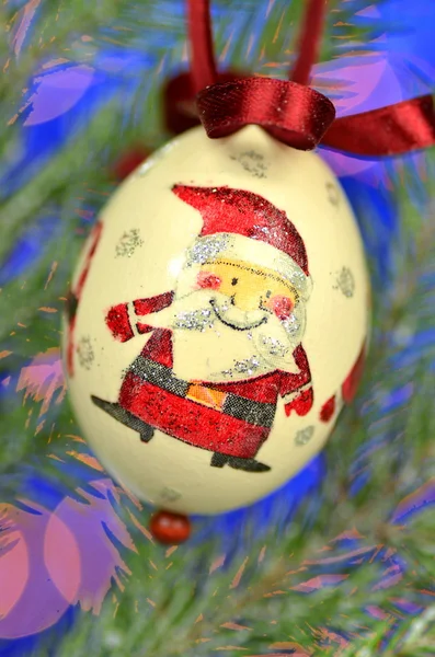 Weihnachtsbaumkugel in Decoupage-Technik auf Bokeh-Hintergrund — Stockfoto