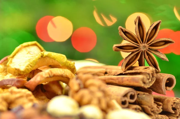 Especiarias de Natal, nozes, biscoitos e frutas secas no fundo do bokeh — Fotografia de Stock