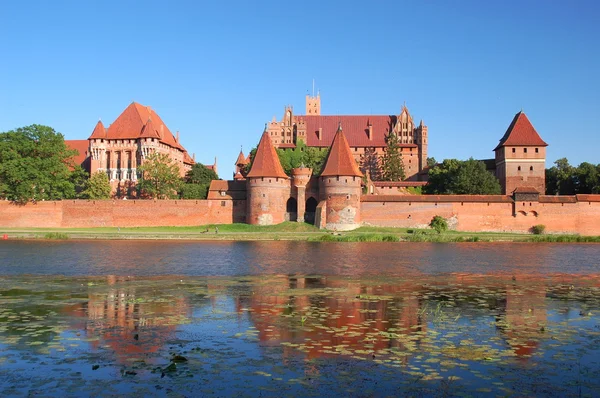 Pintoresca escena del castillo de Malbork en el río Nogat en Polonia — Foto de Stock