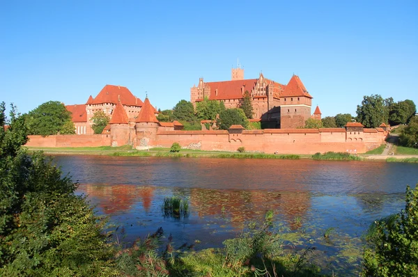 Pintoresca escena del castillo de Malbork en el río Nogat en Polonia — Foto de Stock