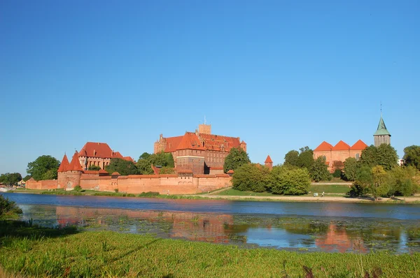 Picturesque scene of Malbork castle on Nogat river in Poland — Zdjęcie stockowe