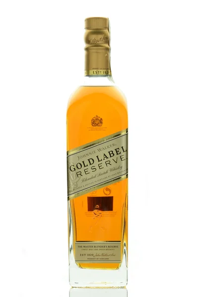 Johnnie Walker Gold Label mezcla whisky aislado sobre fondo blanco —  Fotos de Stock