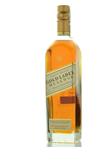 Johnnie Walker Gold Label mezcla whisky aislado sobre fondo blanco —  Fotos de Stock