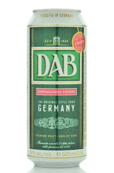 DAB cerveja isolada no fundo branco — Fotografia de Stock
