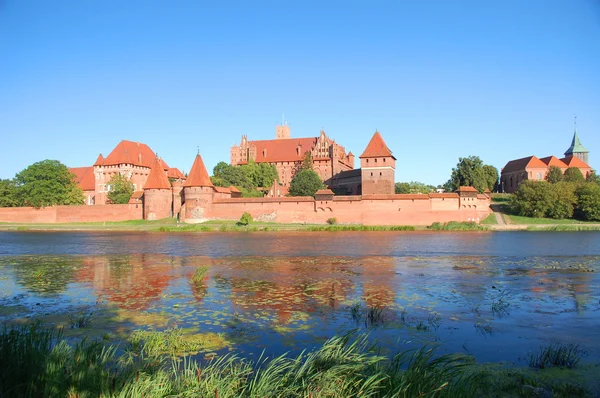 Pintoresca escena del castillo de Malbork en el río Nogat en Polonia — Foto de Stock