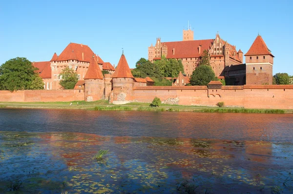 Pintoresca escena del castillo de Malbork en el río Nogat en Polonia — Foto de Stock