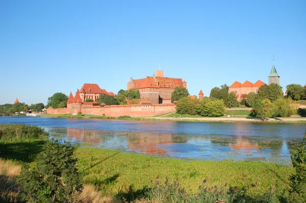 Scène pittoresque du château de Malbork sur la rivière Nogat en Pologne — Photo