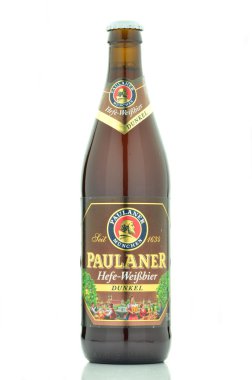 Beyaz arka plan üzerinde izole Paulaner dunkel bira