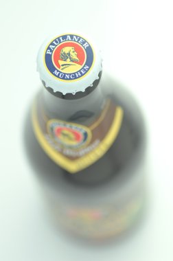 Beyaz arka plan üzerinde izole Paulaner dunkel bira