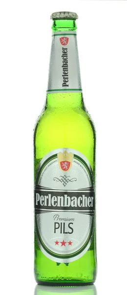 Perlenbacher premium pils birra isolata su sfondo bianco — Foto Stock