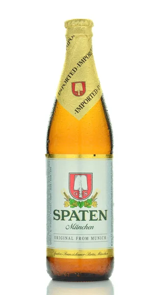 Spaten cerveja isolada no fundo branco — Fotografia de Stock