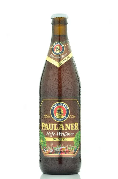 Paulaner dunkel cerveja isolada no fundo branco — Fotografia de Stock