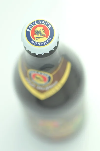 Paulaner dunkel cerveja isolada no fundo branco Imagem De Stock