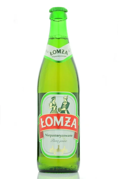 Lomza cerveza lager no pasteurizada aislada sobre fondo blanco —  Fotos de Stock