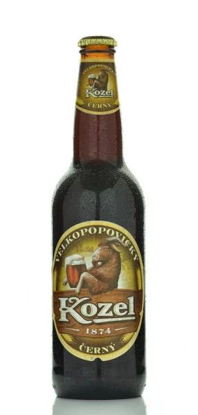 Velkopopovicky Kozel öl isolerad på vit bakgrund — Stockfoto