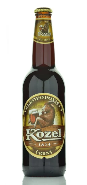 Velkopopovický Kozel pivo izolovaných na bílém pozadí — Stock fotografie