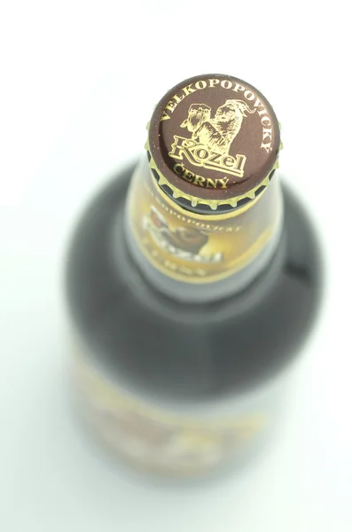 Пиво Velkopopopovicky Kozel на белом фоне — стоковое фото