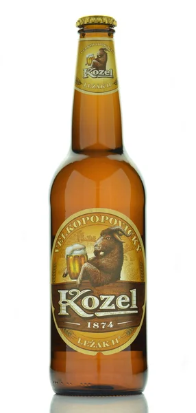 Velkopopovický Kozel pivo izolovaných na bílém pozadí — Stock fotografie