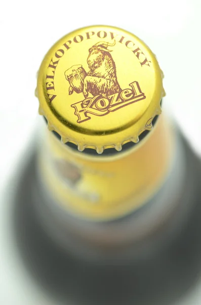 Velkopopovicky Kozel bier geïsoleerd op witte achtergrond — Stockfoto