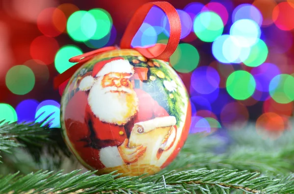 Décoration de Noël, boule de Noël sur fond bokeh — Photo