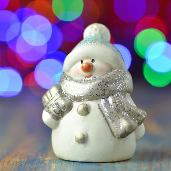 Kerstdecoratie, figuur van sneeuwpop op bokeh achtergrond — Stockfoto