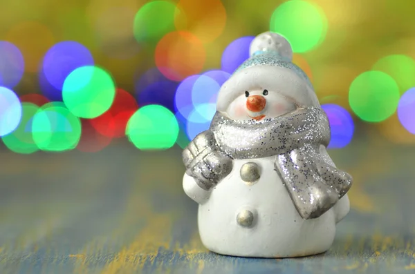 Decoración de Navidad, figura de muñeco de nieve sobre fondo bokeh —  Fotos de Stock