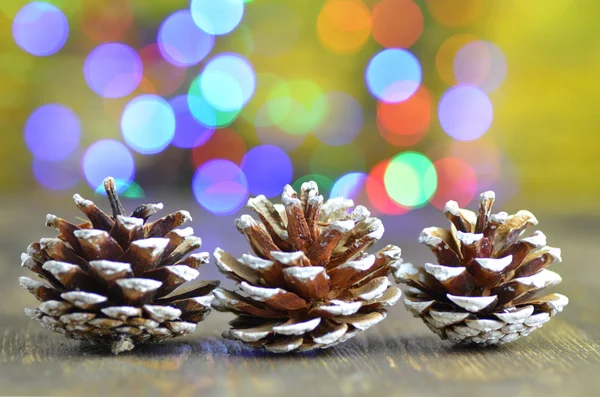 Decoração de Natal, cones decorativos em fundo bokeh mágico — Fotografia de Stock