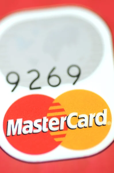 Крупный план дебетовой карты MasterCard на входной ключ — стоковое фото