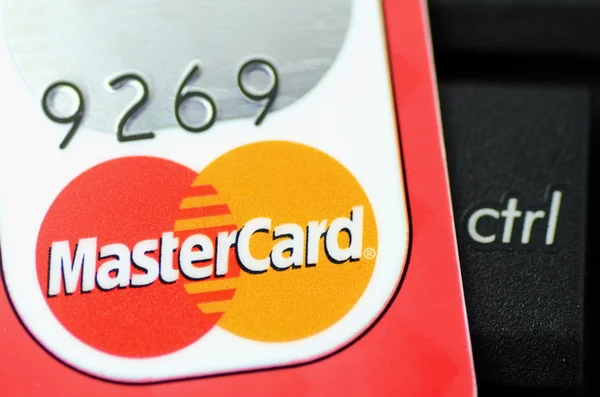 Fecho do cartão de débito MasterCard na chave de comando — Fotografia de Stock