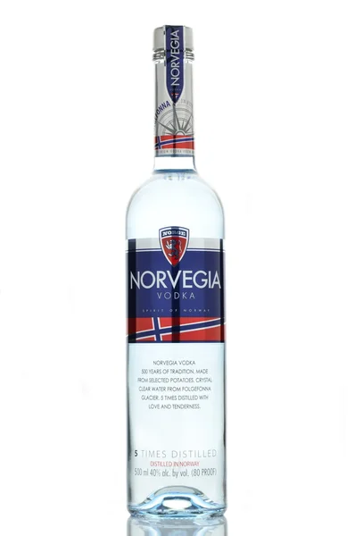 Vodka Norvegia premium aislado sobre fondo blanco — Foto de Stock