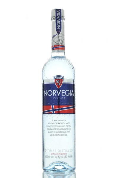 Vodka Norvegia premium aislado sobre fondo blanco — Foto de Stock