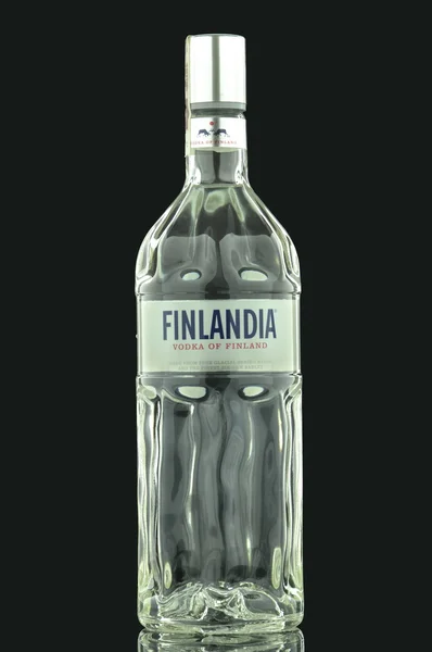 Finlandia vodka aislado sobre fondo oscuro . — Foto de Stock