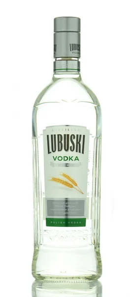 Vodka pure Lubuski isolée sur fond blanc . — Photo