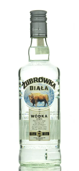 Vodka blanche Zubrowka isolée sur fond blanc — Photo