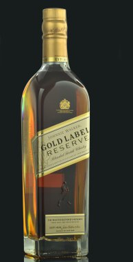 Johnnie Walker altın Label viski koyu arka plan üzerinde izole karışık