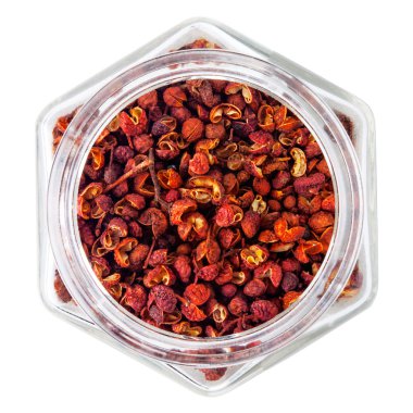 Sichuan biberi beyaz arkaplanda izole edilmiş