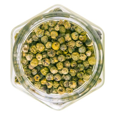Yeşil peppercorns beyaz izole