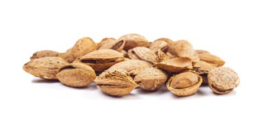 Beyaz arkaplanda izole edilmiş bademler