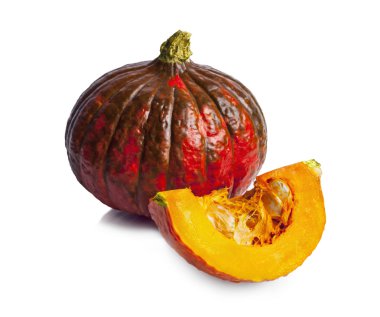 Kabak tohumu ile beyaz zemin üzerine dilimlenmiş