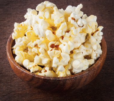 Ahşap masa üzerinde kase taze patlamış mısır