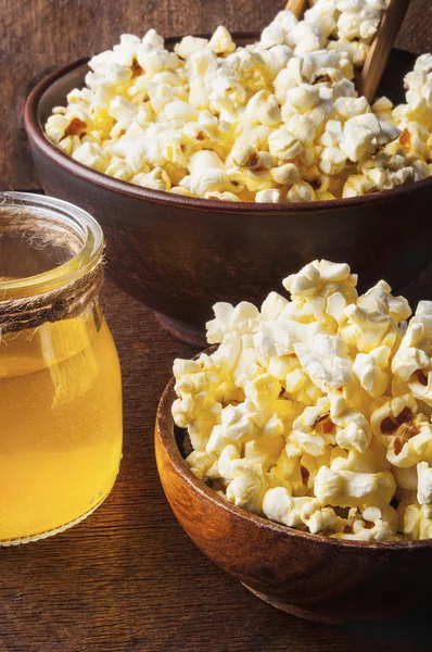 Palomitas saludables con mantequilla y sal en un tazón Imagen De Stock