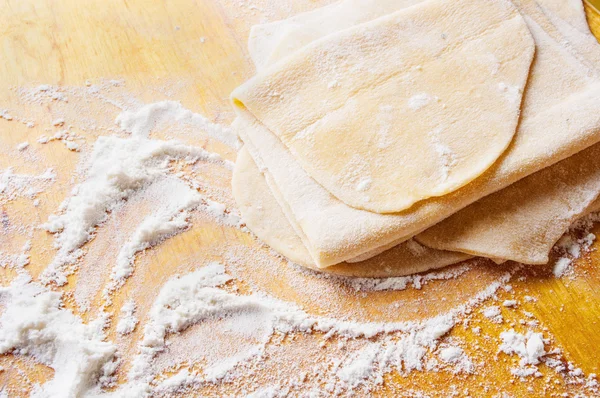 Pasta fatta in casa è in fase di lavorazione — Foto Stock