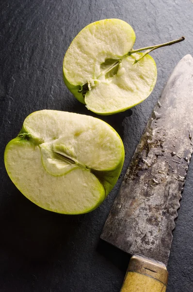 Cuchillo de cocina y manzana verde, sobre fondo de piedra — Foto de Stock