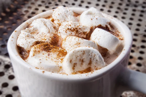 Becher heiße Schokolade mit Marshmallows — Stockfoto