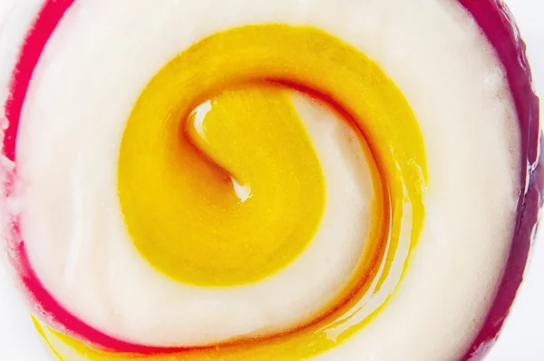 Colorato lecca-lecca a spirale isolato su sfondo bianco — Foto Stock