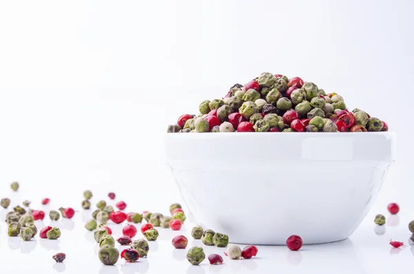 Mélanger les grains de poivre dans un bol — Photo